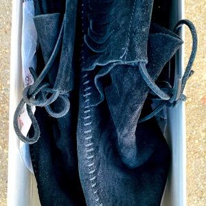 Minnetonka Classic Fringe Softsole Boots